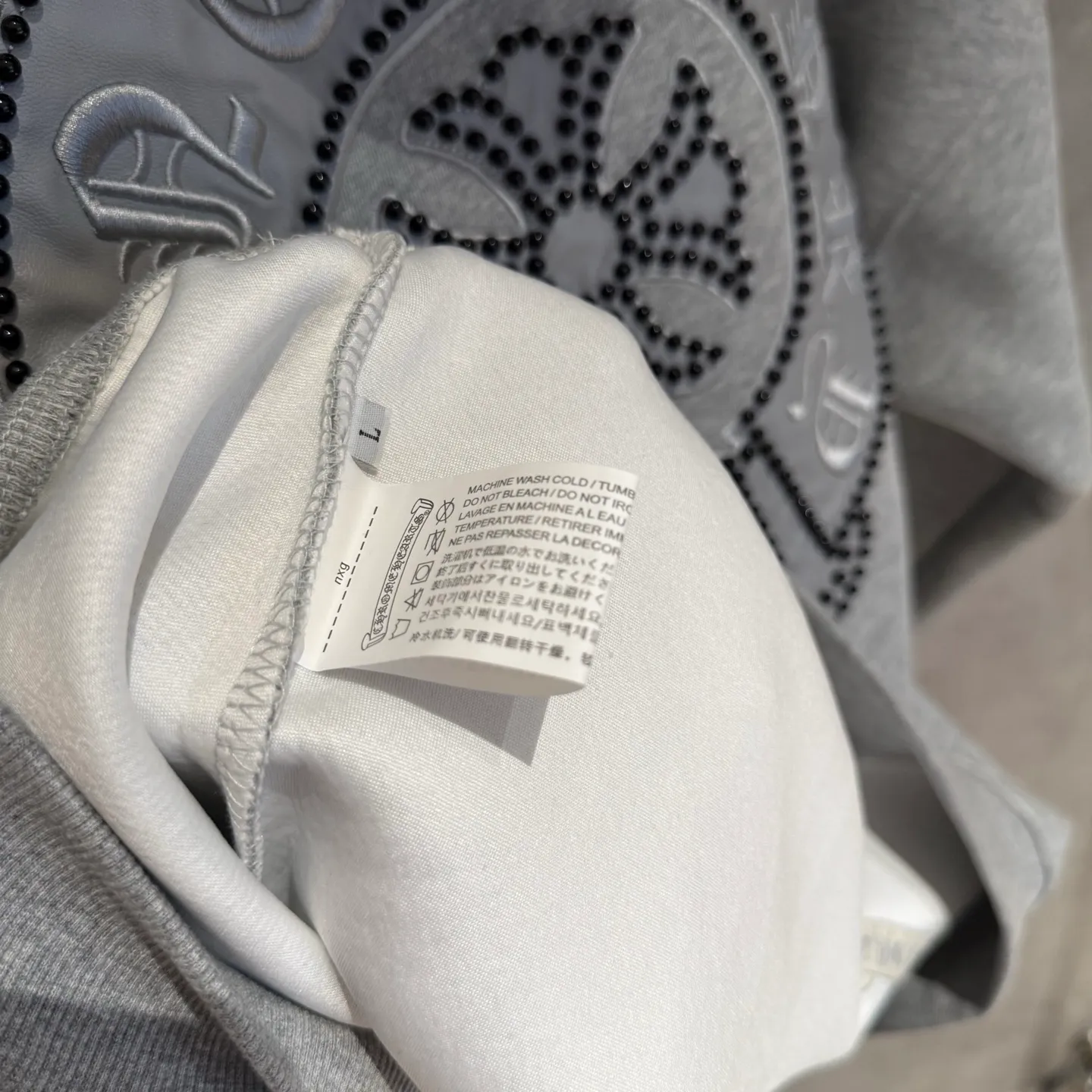 🅿️410 [Strict quality control] CH Croixin's new long-sleeved hooded sweatshirt. The fabric is made of heavy 480g double yarn fabric. Front and back embroidery➕beads. Ready-to-wear loose fit. The fabric is stiff and stylish. It does not deform or shrink. Color: black, white, floral gray. Size: M-2xl